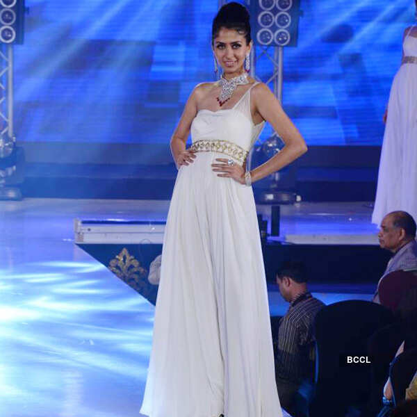 Celebs walk the ramp at Bullion and Jewellery awards 