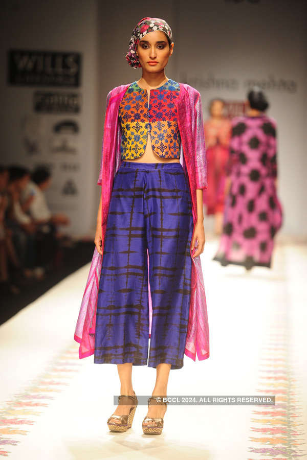 Polina walks the ramp for fashion designer Krishna Mehta on Day 4 of ...