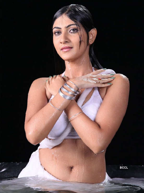 actress in wet saree