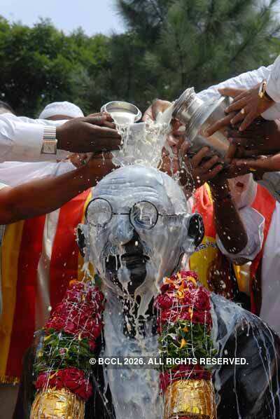 Gandhigiri at Gandhi's statue