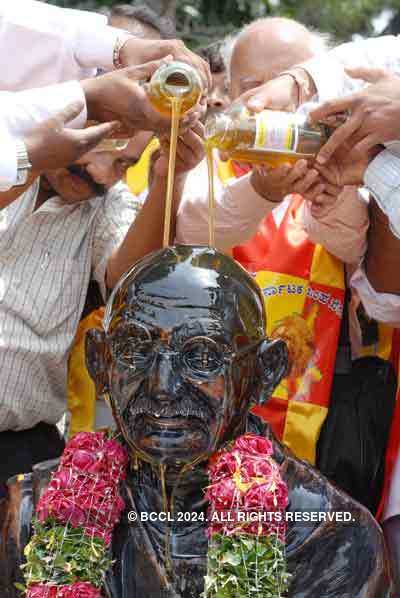Gandhigiri at Gandhi's statue