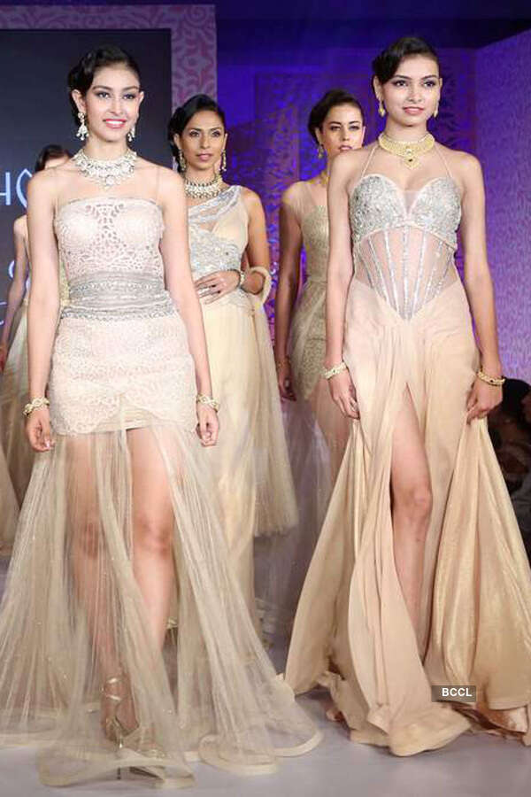 Navneet, Purva walk ramp for Tanishq