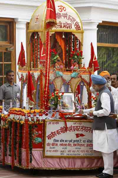 PM inaugurates Rath Yatra