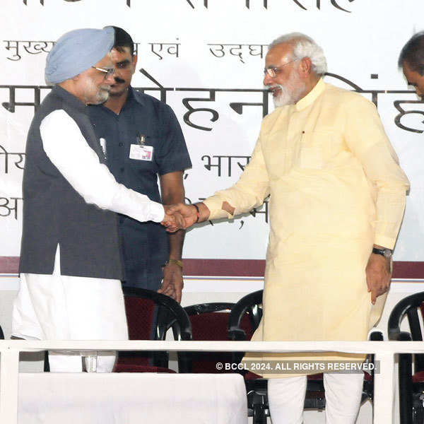 Modi, Manmohan share dais in Ahmedabad