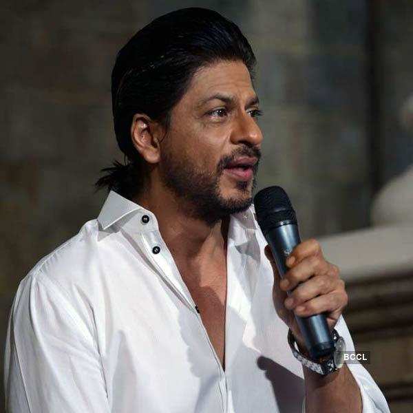 Shah Rukh Khan Poses For The Photographers During His Birthday ...