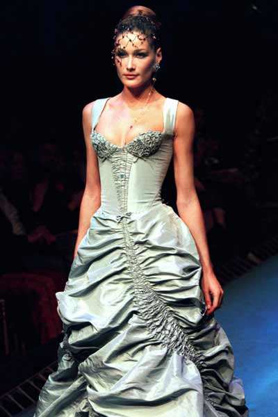 Italian model Carla Bruni arrives at amfAR's Cinema Against AIDS 2007 ...