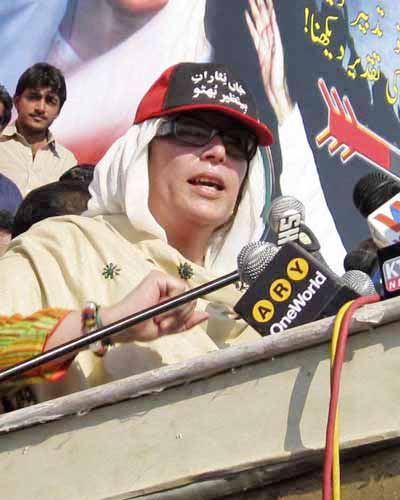 Benazir Bhutto at election rally