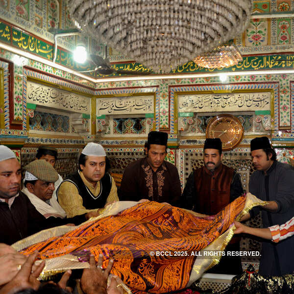 Rizwan, Muazzam visit Nizamuddin Dargah