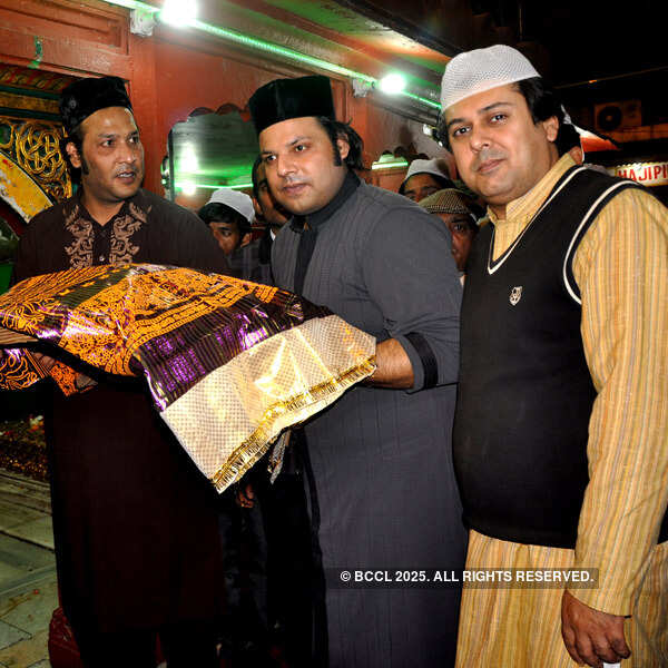Rizwan, Muazzam visit Nizamuddin Dargah