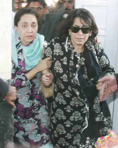 Latest pics: Benazir laid to rest