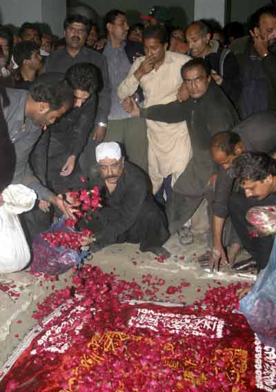 Latest pics: Benazir laid to rest