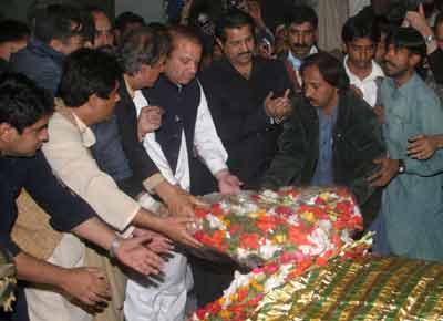 Latest pics: Benazir laid to rest