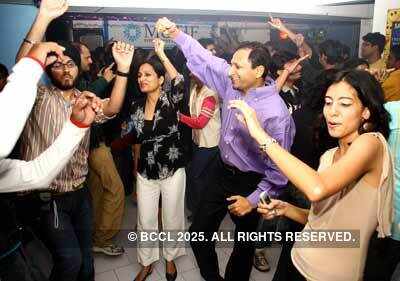 Dance party of Motif