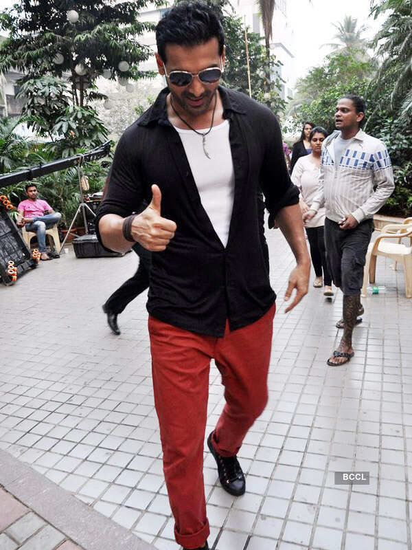 Welcome Back: On the sets