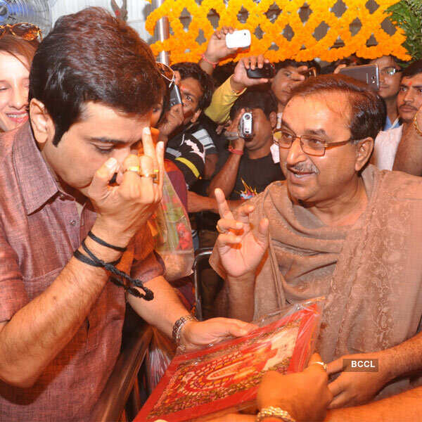 Prosenjit, Mousumi at Hanuman Mandir 