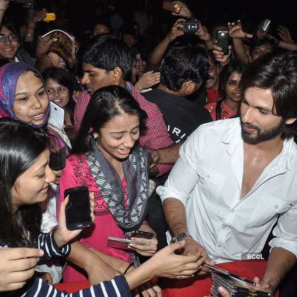 Shahid promotes R...Rajkumar