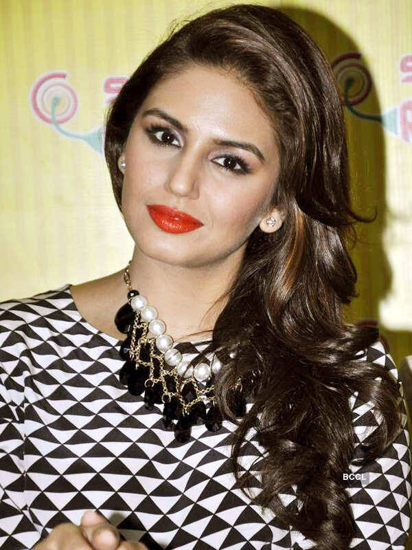 Madhuri, Huma @ Radio Mirchi