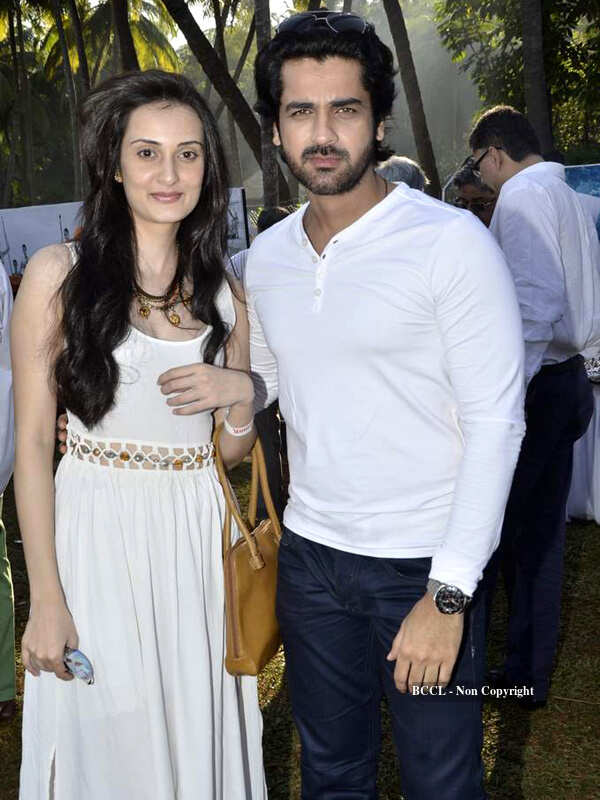 Vaishali Desai with Arjan Bajwa at the launch of Kingfisher Calendar ...