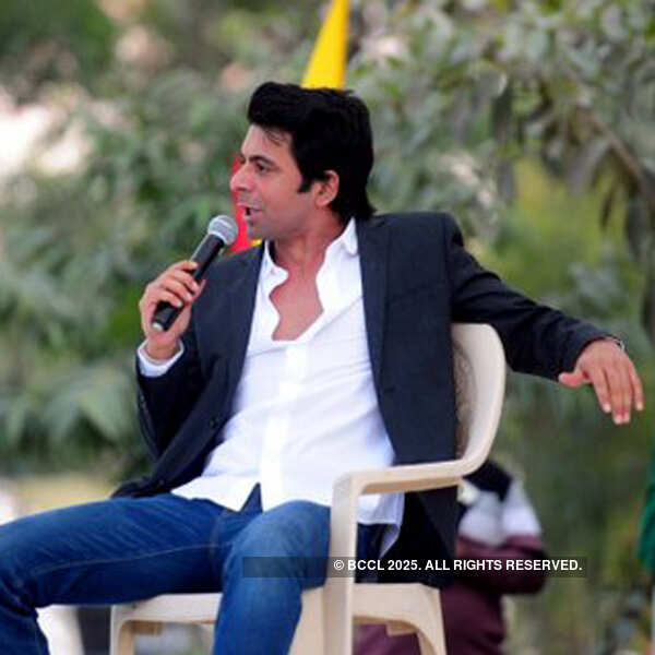 Sunil Grover performs @ Tihar Jail