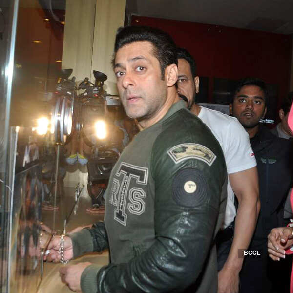Salman watches Sholay 3D