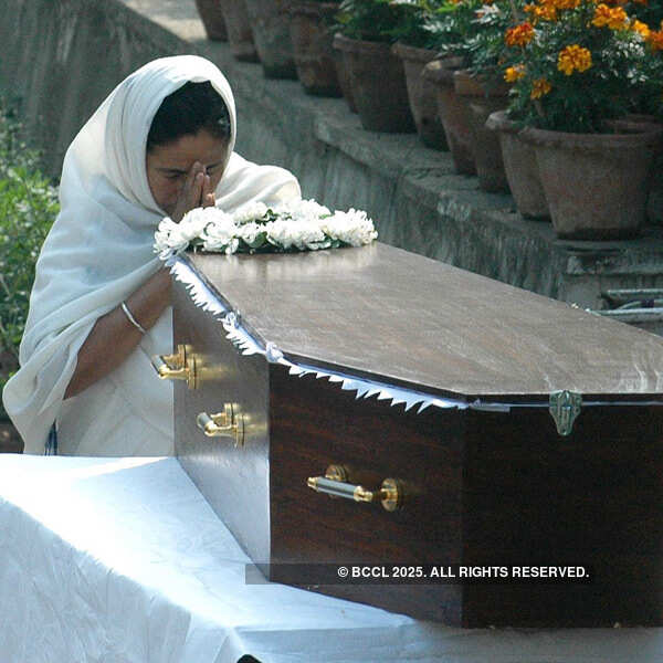 Suchitra Sen laid to rest