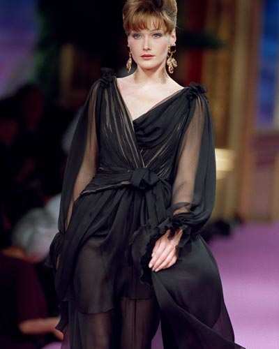 Italian model Carla Bruni arrives at amfAR's Cinema Against AIDS 2007 ...