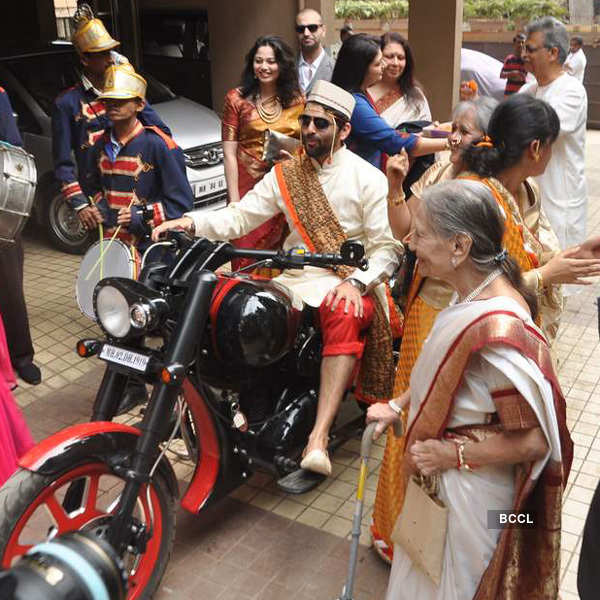 Akshai Varde makes an unconventional entry on his bike at his with actress Sameera Reddy, held in Mumbai, January 21, 2014.