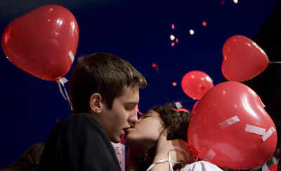 Mass kissing in Madrid