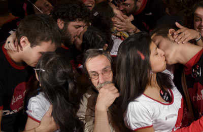 Mass kissing in Madrid