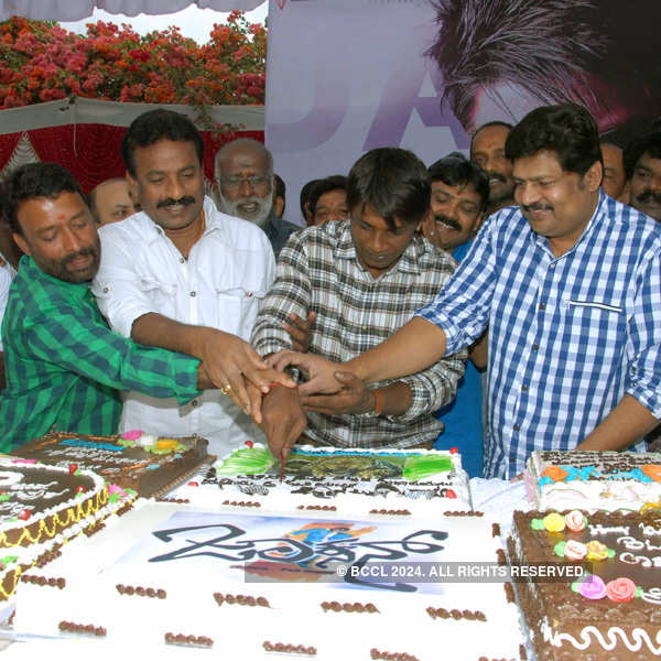 Duniya Vijay celebrates his b'day with fans