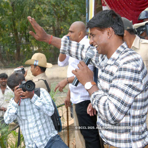 Duniya Vijay celebrates his b'day with fans