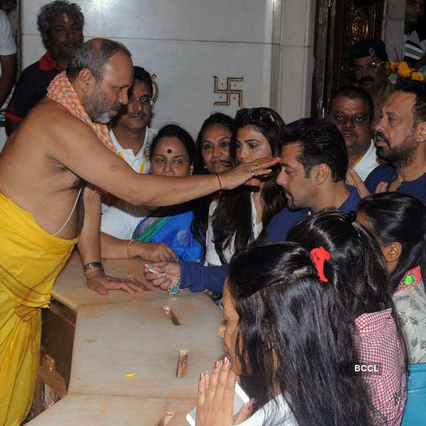 Pictures of famous personalities at shrines