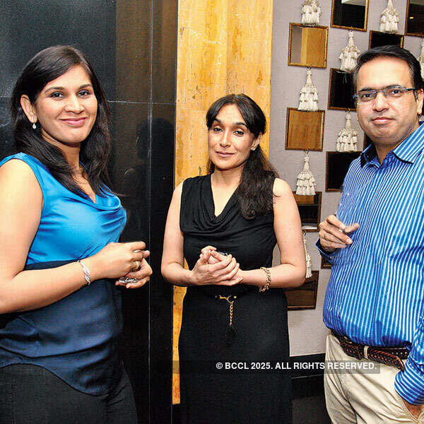 Jaswinder Narang hosts a dinner party