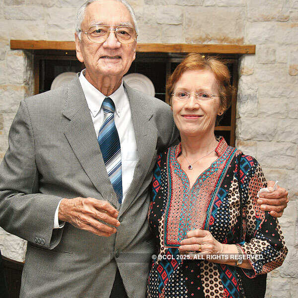 Jaswinder Narang hosts a dinner party