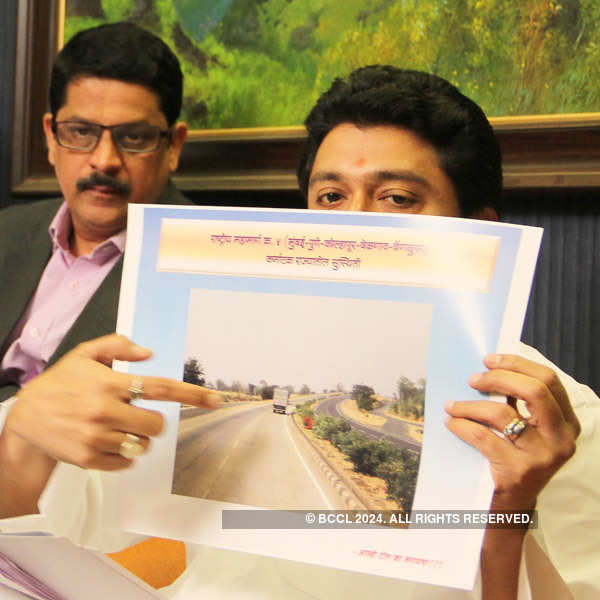 Maharashtra CM agrees to shut 22 toll plazas