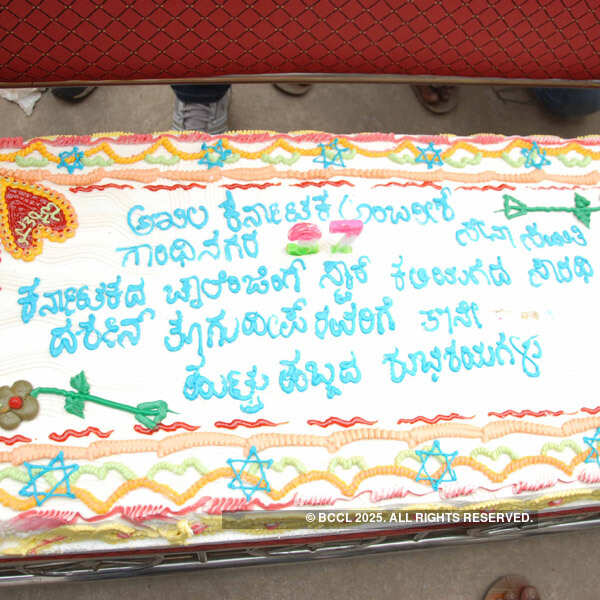 Darshan celebrates birthday with fans 