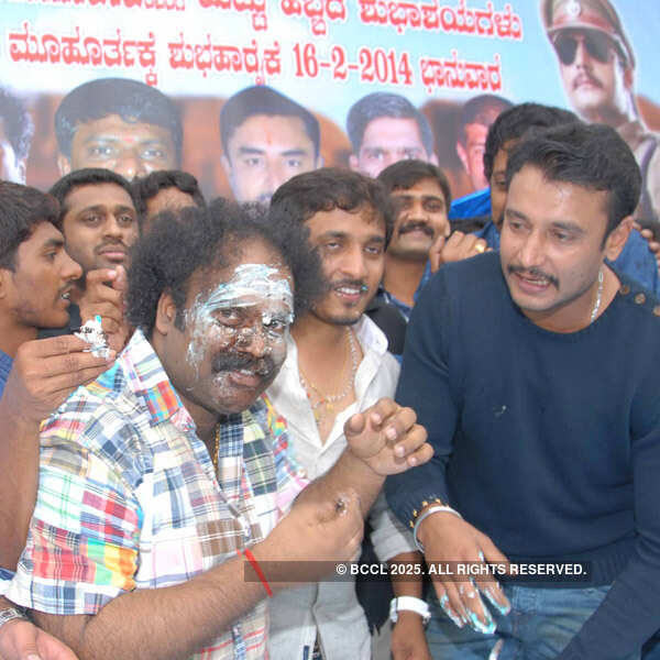 Darshan celebrates birthday with fans 
