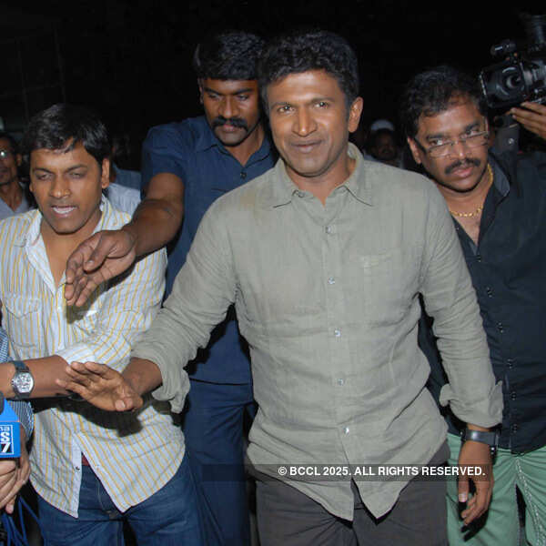 Celebs visit Ambareesh at hospital