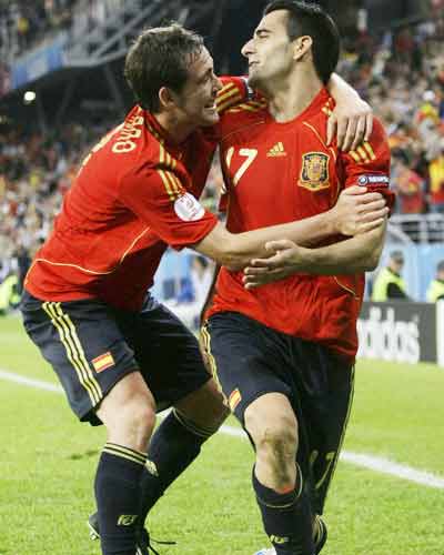 Euro: Spain beat Greece 2-1