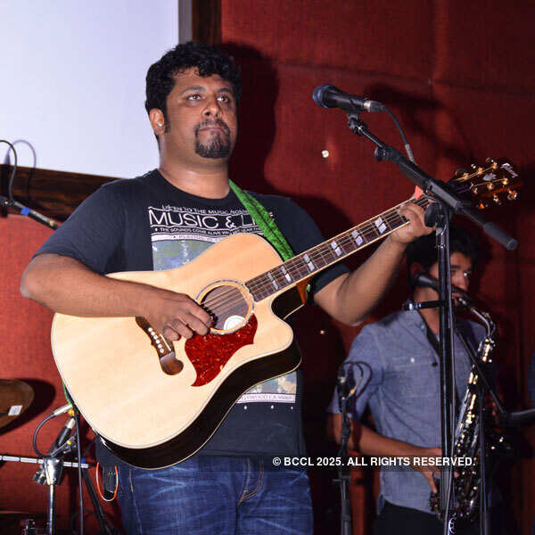 Raghu Dixit gets Bangalore grooving at Vapour