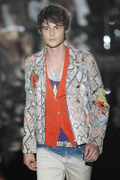 A model displays a creation from the Gucci Spring/Summer 2009 men's collection during Milan Fashion on June 23, 2008 - Photogallery