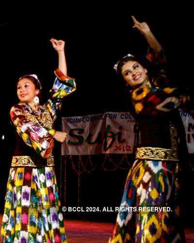 Uzbekistan girls perform