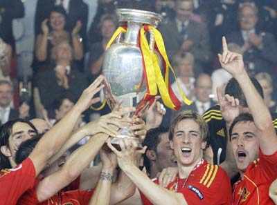 Spain lift Euro 2008 title