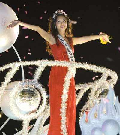 Ms Universe: Contestant parade 