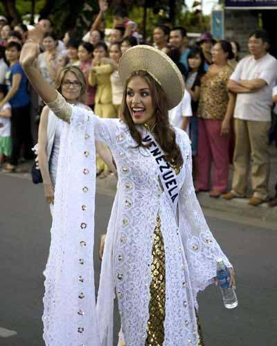Ms Universe: Contestant parade 
