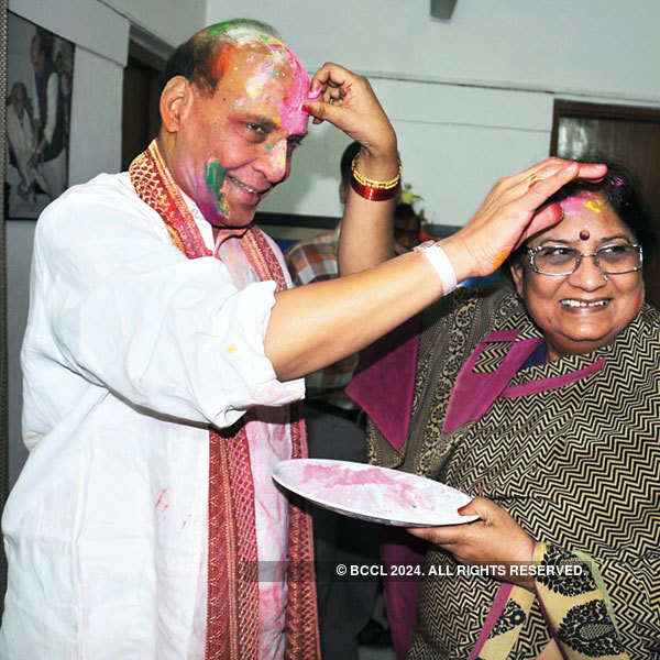 Politicians celebrate Holi in Delhi