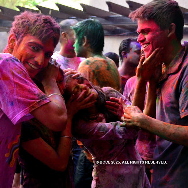 Bangaloreans makes a splash with Holi
