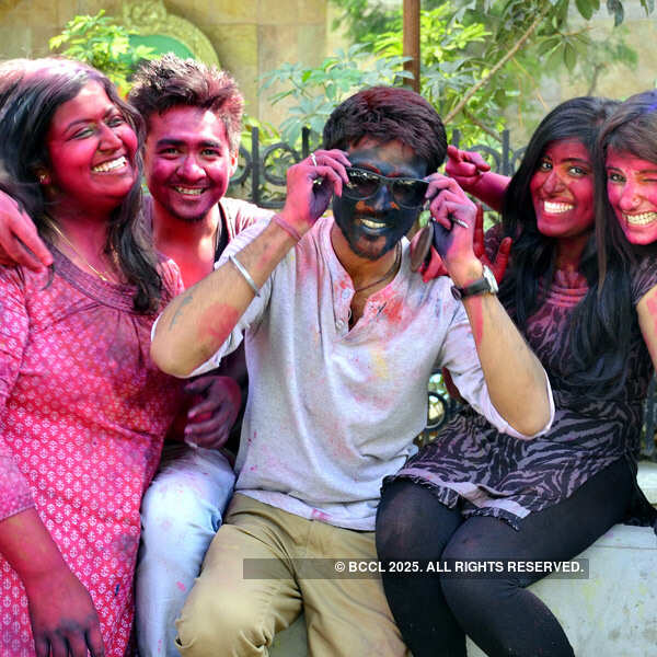 Bangaloreans makes a splash with Holi