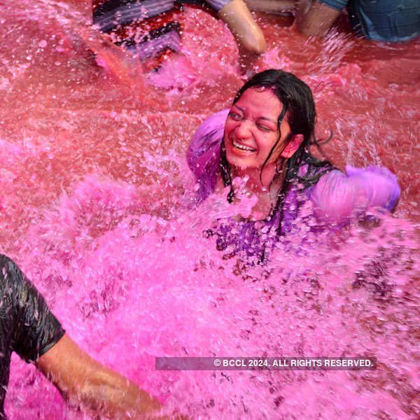 Bangaloreans makes a splash with Holi