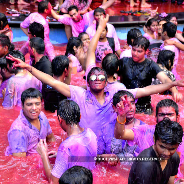 Bangaloreans makes a splash with Holi